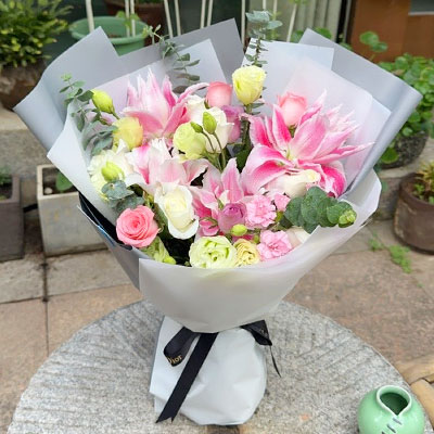 北海9朵玫瑰混搭百合，爱恋纯真无邪