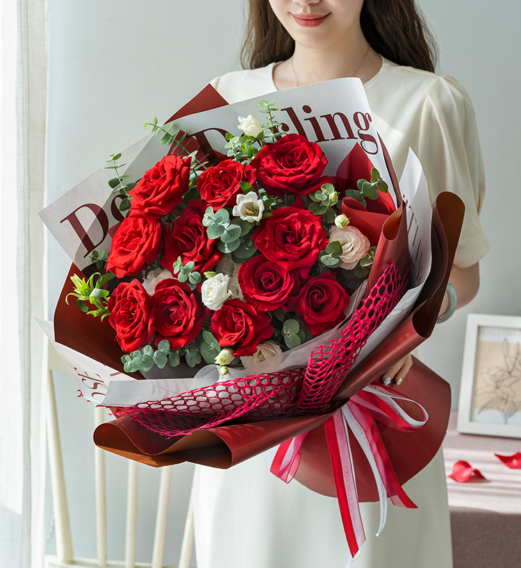 北海女朋友生日，送玫瑰花束合适还是百合花更好？